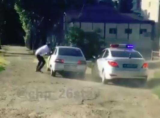 Оказавшего сопротивление водителя легковушки заковали в наручники в Ставрополе. Видео